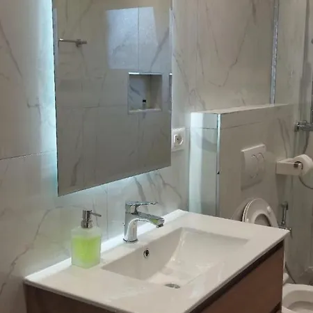 Appartamento Next To Blloku Lovely Apartment-comodissimo Centro Tirana